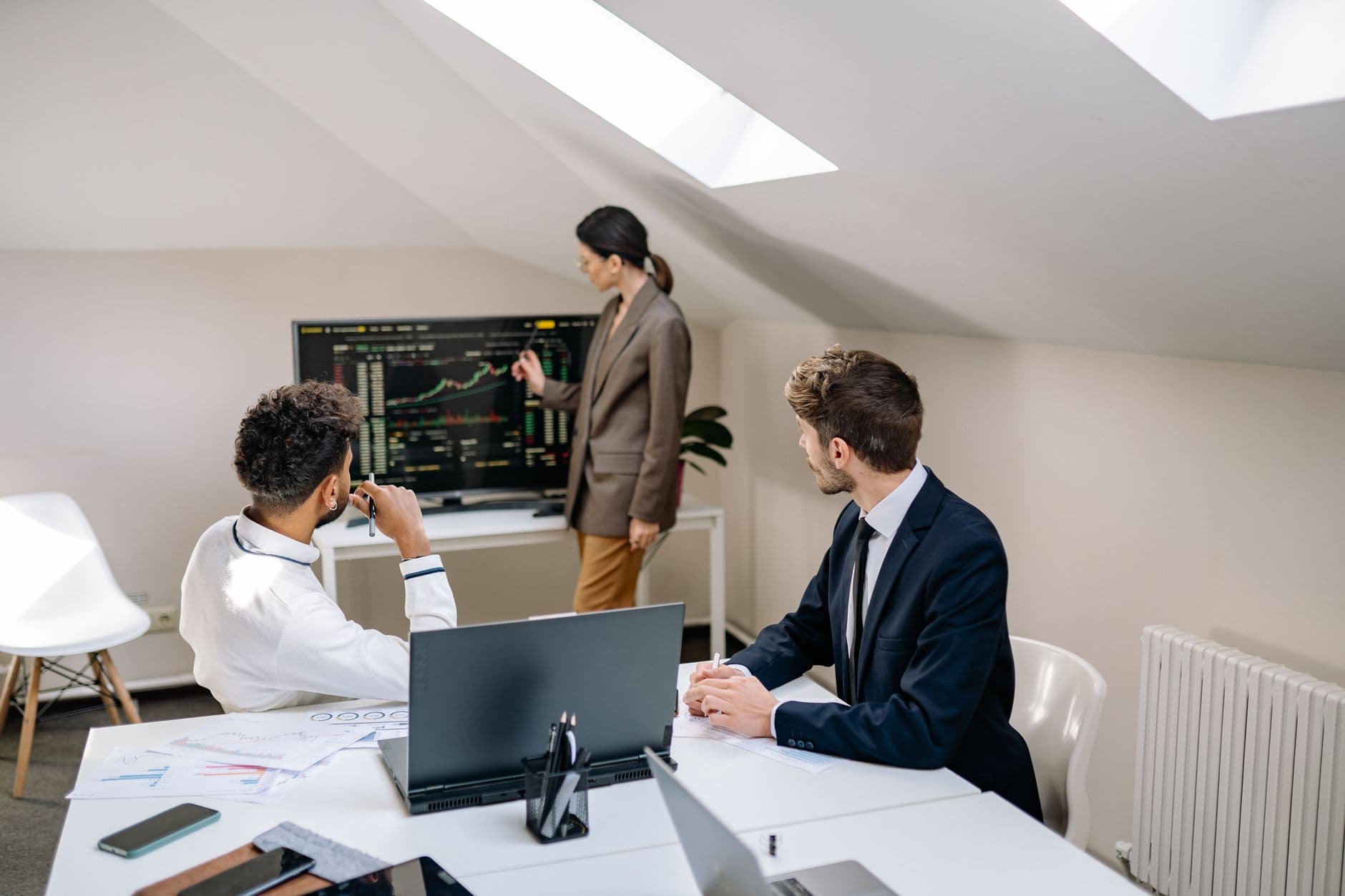 Recruiting and Retaining a Data Team in 2026: Beyond the Salary Package
